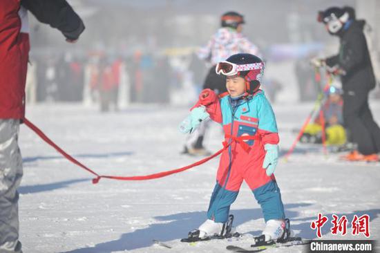 吉林省多家滑雪场宣布“开板”，迎接海内外滑雪发烧友驰骋新雪季。　石洪宇摄