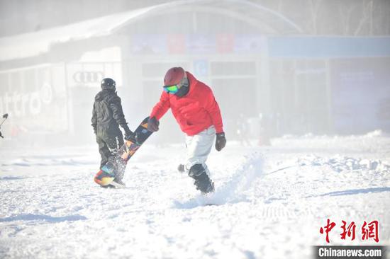  吉林省多家滑雪场宣布“开板”，迎接海内外滑雪发烧友驰骋新雪季。　石洪宇摄