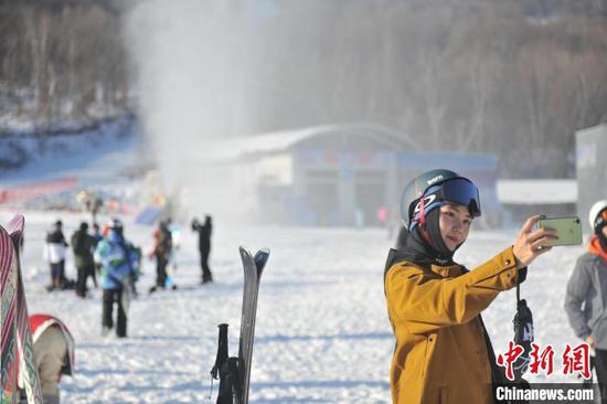  吉林省多家滑雪场宣布“开板”，迎接海内外滑雪发烧友驰骋新雪季。　石洪宇摄