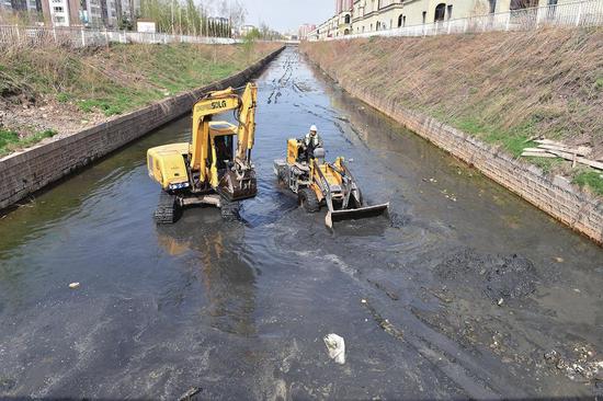 白山市住建部门在治理流经市区的碱厂沟河黑臭水体。