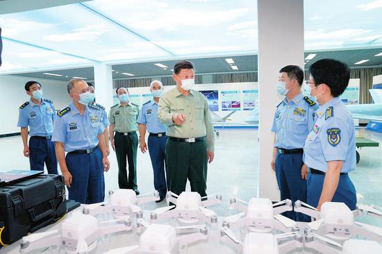 八一建军节到来之际,中共中央总书记、国家主席、中央军委主席习近平7月23日到空军航空大学视察,代表党中央和中央军委,向学校师生员工致以诚挚问候,向全体人民解放军指战员、武警部队官兵、民兵预备役人员致以节日祝贺。这是习近平察看无人机操控教学设施,了解无人机操控员培养情况。新华社记者李刚摄