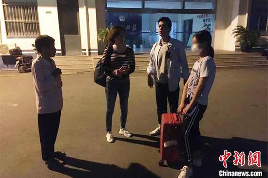 上海市公安局浦东分局民警劝说孩子回家。 上海市公安局浦东分局供图