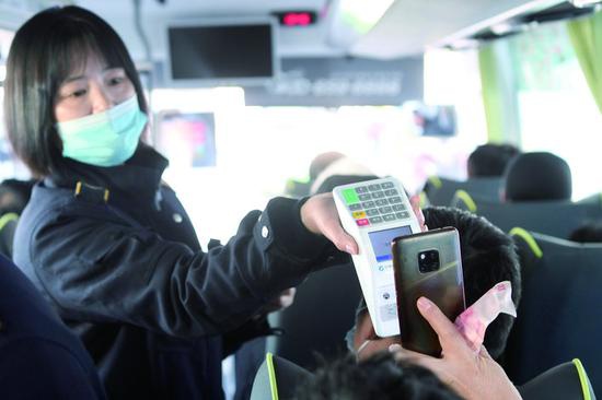 乘客扫码支付车费。 石天蛟 摄