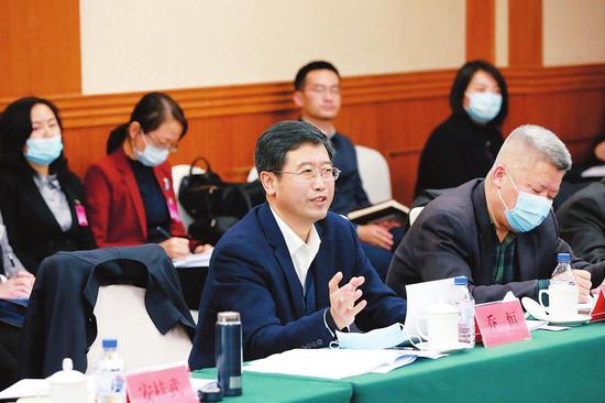 在吉林省委十一届八次全会上,与会人员分组讨论时积极发言。