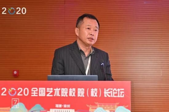  郭春方：吉林艺术学院院长，教育部设计学类教指委委员、教育部首届全国高校美育教指委委员，全国艺术专业学位研究生教育指导委员会艺术设计分委会专家。