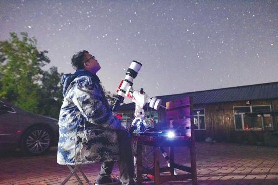 刘新宇在仰望星空