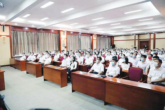 中共吉林省委党校(吉林省行政学院)全校教职工集体观看庆祝中国共产党成立100周年大会直播。 赵莹/ 摄