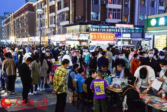 图为长春市桂林胡同美食街。李洋 摄