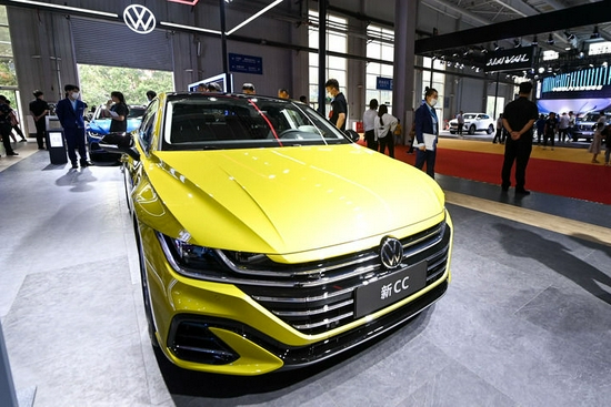 7月9日，在第十八届中国（长春）国际汽车博览会现场，观众在一汽-大众展台参观。