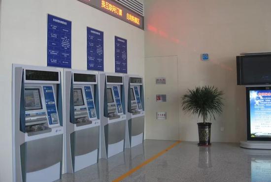 方便旅客自助取票,沈阳站在地铁中转换乘厅新增3台自动售票机。