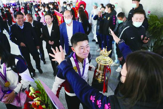 张开双臂迎接获得“最佳球员”称号的长春女足成员李雯。 长春晚报记者 王强 摄