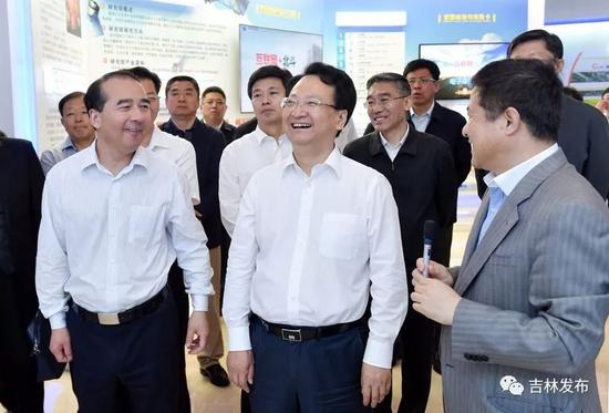 5月28日,省经贸交流代表团继续在江苏学习考察,并召开吉林省——江苏省知名企业家座谈会。省委副书记、省长景俊海主持座谈会。邹乃硕 摄