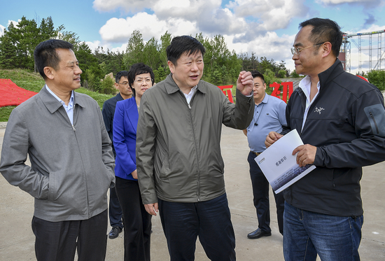 吉林市委书记贺志亮(前中)在龙潭区金珠乡金珠花海,就乡村旅游发展情况进行调研