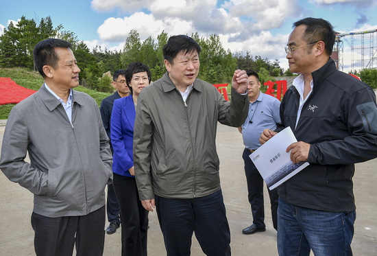  吉林市委书记贺志亮（前中）在龙潭区金珠乡金珠花海，就乡村旅游发展情况进行调研