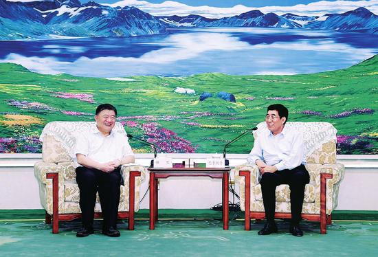 6月25日,省委书记、省人大常委会主任巴音朝鲁在长春会见了全国人大常委会副委员长、农工党中央主席陈竺率领的全国人大常委会执法检查组一行。本报记者 宋锴 摄
