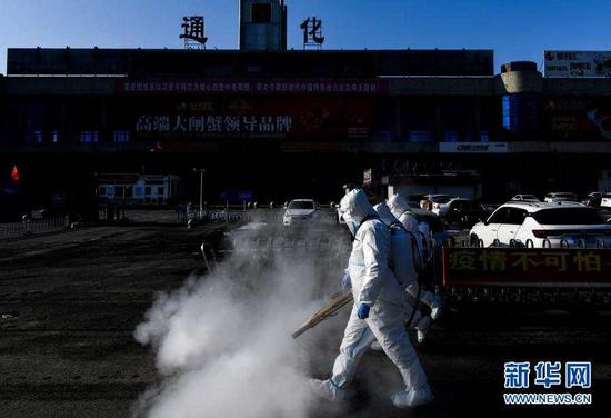 2月9日，吉林省通化市城建管理监察支队消杀人员在通化市火车站站前广场进行消杀作业。新华社记者 许畅 摄