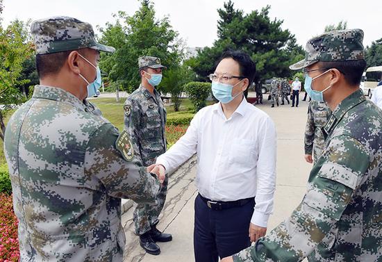 在八一建军节到来前夕,吉林省委副书记、省长景俊海来到陆军装甲兵学院士官学校某连走访慰问。
