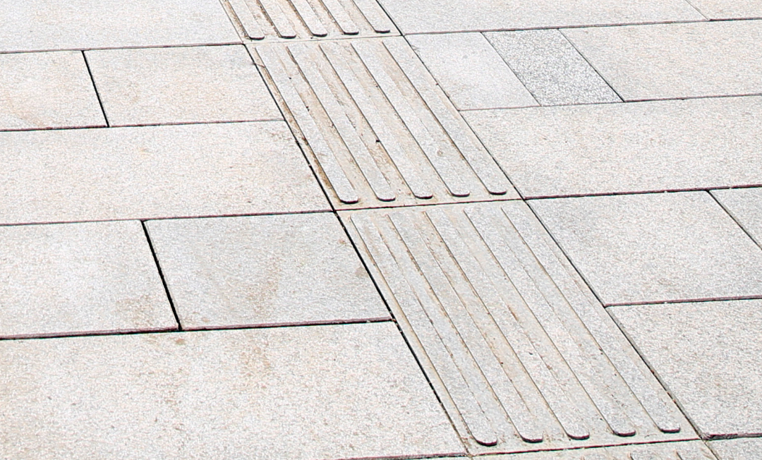 人行步道石首次采用3mm倒角板材进行铺装。