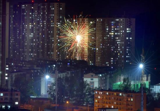 9月1日晚,吉林市德胜路与西安路交会处,伴随着声声巨响,几团焰火当空炸开。摄影:记者 徐英宏