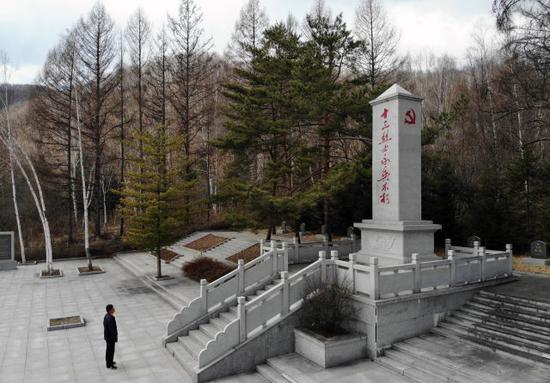 刘国信在纪念碑前瞻仰。