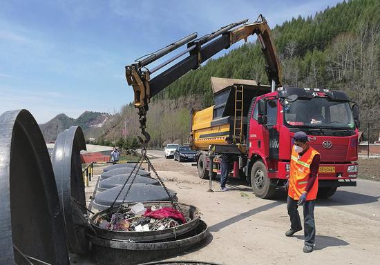白山市江源区村屯利用地埋式垃圾桶储运生活垃圾,净化美化环境。