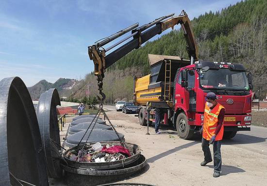 白山市江源区村屯利用地埋式垃圾桶储运生活垃圾，净化美化环境。