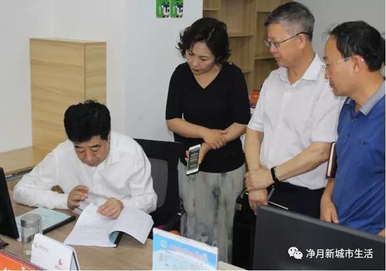 王铁茗主任查看凤凰社区网格长日记
