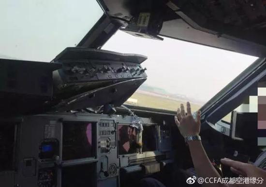 飞行途中风挡玻璃破裂 川航航班备降成都