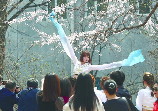 吉林大学南岭校区学子庆祝杏花节。