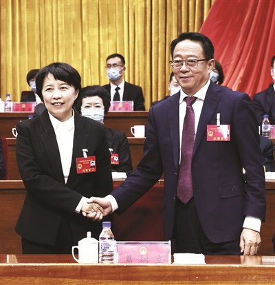 白城市六届人大常委会主任葛树立（右）与新当选的白城市七届人大常委会主任徐辉（左）亲切握手。