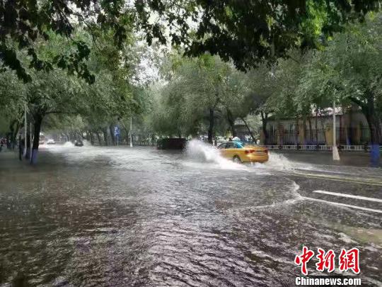 连日降雨，哈尔滨市部分路段发生积水。　姜辉 摄