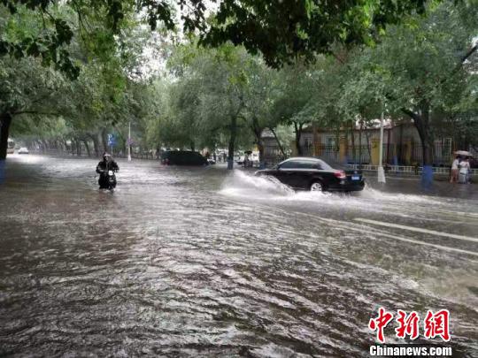 连日降雨，哈尔滨市部分路段发生积水。　姜辉　摄