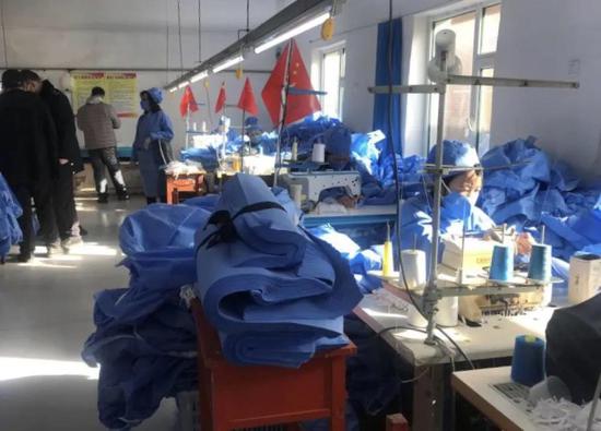 四平市铁东区鑫会源服饰制造有限公司工人们正在紧锣密鼓地赶制隔离衣