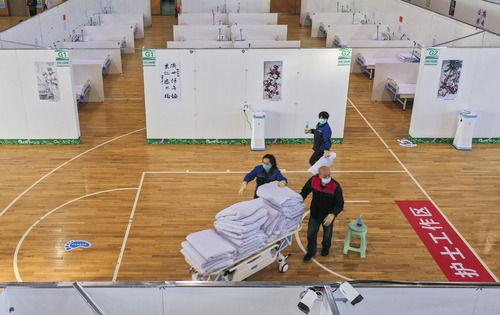 工作人员在吉林通化方舱康复医院内进行准备工作（1月30日摄，无人机照片）。