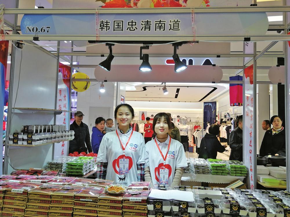 东北电力大学学生到展会当起导购志愿者
