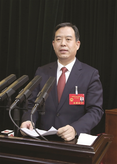 新当选的白城市政府市长李洪慈发表讲话。