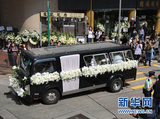 11月13日,金庸的灵车缓缓驶离殡仪馆。 当日,著名作家金庸在香港殡仪馆出殡。新华社记者 吴晓初 摄