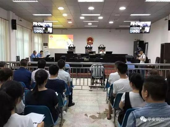 △张艺受审现场。张艺是迄今为止贵州铜仁市范围内查办的最年轻的职务犯罪被告人。