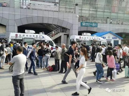 高峰时段,移动售票车在北站房增开2个售票窗口。