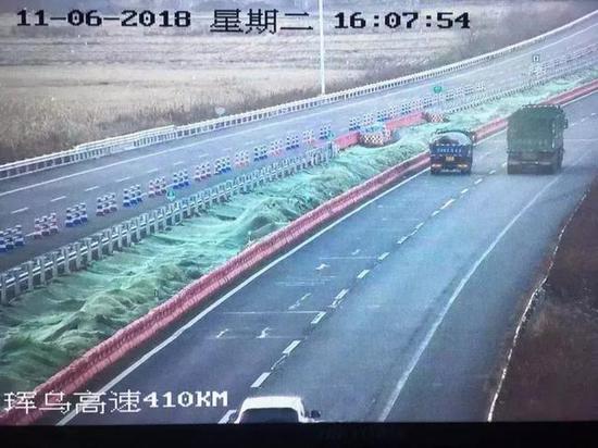 驾车途中谨慎驾驶,注意避让施工车辆,遵守限速规定,确保行车安全;