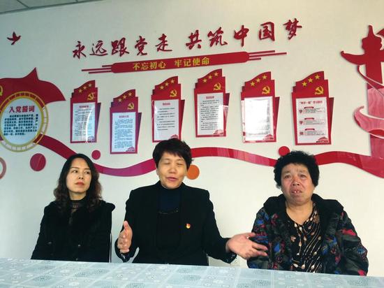 团山社区书记史晓艳和社区秧歌队队长付亚云为记者讲述这些年社区走过的风风雨雨。