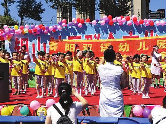 银山路社区的幼儿园小朋友在表演节目。