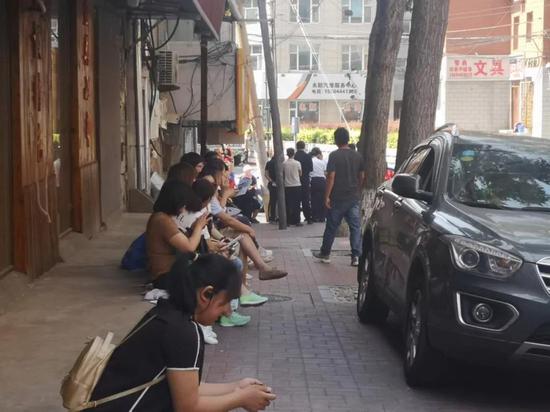为了中考的顺利进行,各界人士都做出了自己的贡献。