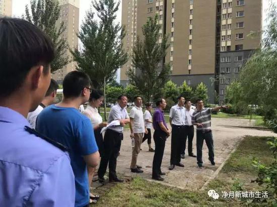 8月12日,孙洪健副书记带领联合检查组到德容街道开展“四无”企业专项整治行动