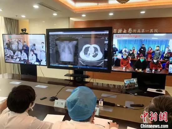 2月17日下午，在中国医科大学附属第一医院远程会诊中心内，专家组正在远程会诊湖北襄阳新冠肺炎患者。王景巍 摄