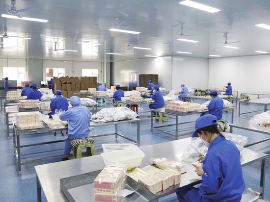 吉林紫鑫药业柳河公司工人正在包装作业。张丽伟 摄