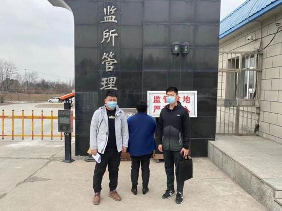 犯罪嫌疑人张某(中)被刑事拘留。