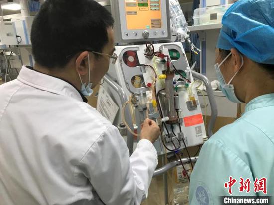  血透机器进行血浆置换。 天台县人民医院供图