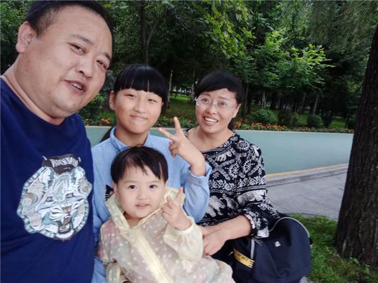 肖明君一家人生活合照