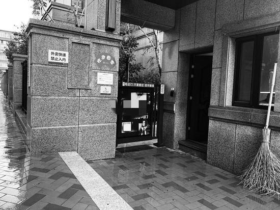 远创国际小区电子自动门上投放了广告